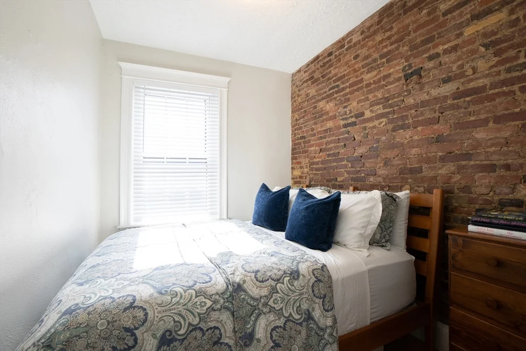 2 bed, 1 bath apartment for rent at 76 Phillips St Unit 8, Beacon Hill — photo 6 of 10