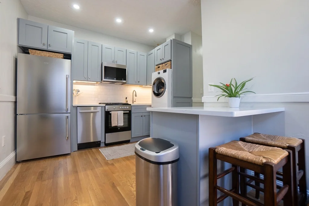 2 bed, 1 bath apartment for rent at 76 Phillips St Unit 8, Beacon Hill