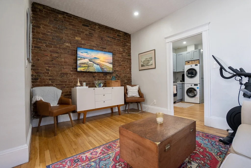 2 bed, 1 bath apartment for rent at 76 Phillips St Unit 8, Beacon Hill — photo 5 of 10