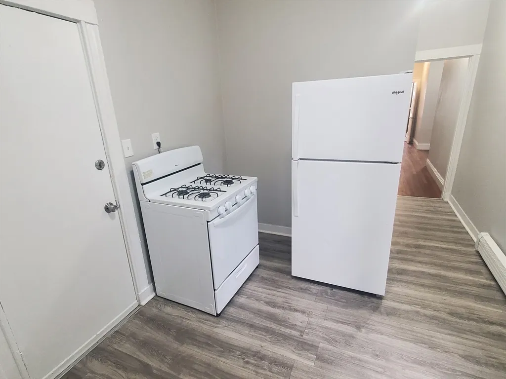 1 bed, 1 bath apartment for rent at 76 Walnut Park Unit 1, Roxbury — photo 3 of 12