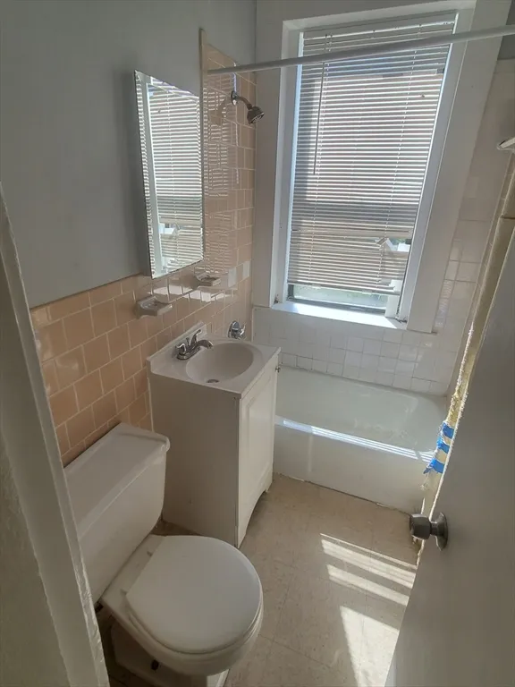 1 bed, 1 bath apartment for rent at 76 Walnut Park Unit 4, Roxbury — photo 4 of 9