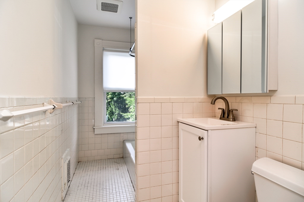 4 bed, 1 bath apartment for rent at 76 Walnut St Unit 76, Natick — photo 20 of 25