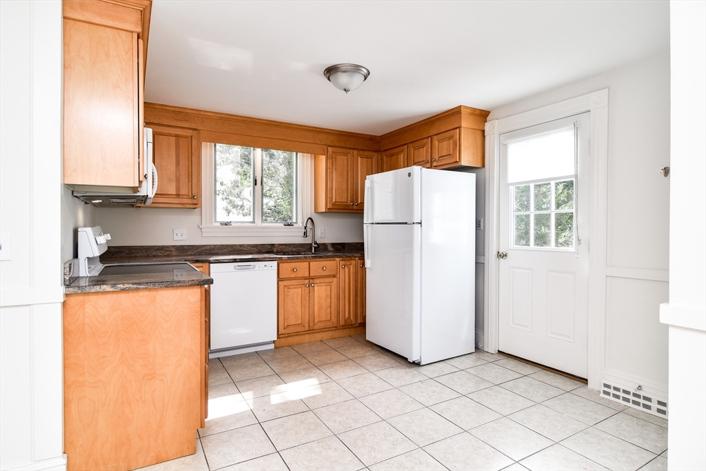 4 bed, 1 bath apartment for rent at 76 Walnut St Unit 76, Natick — photo 10 of 25