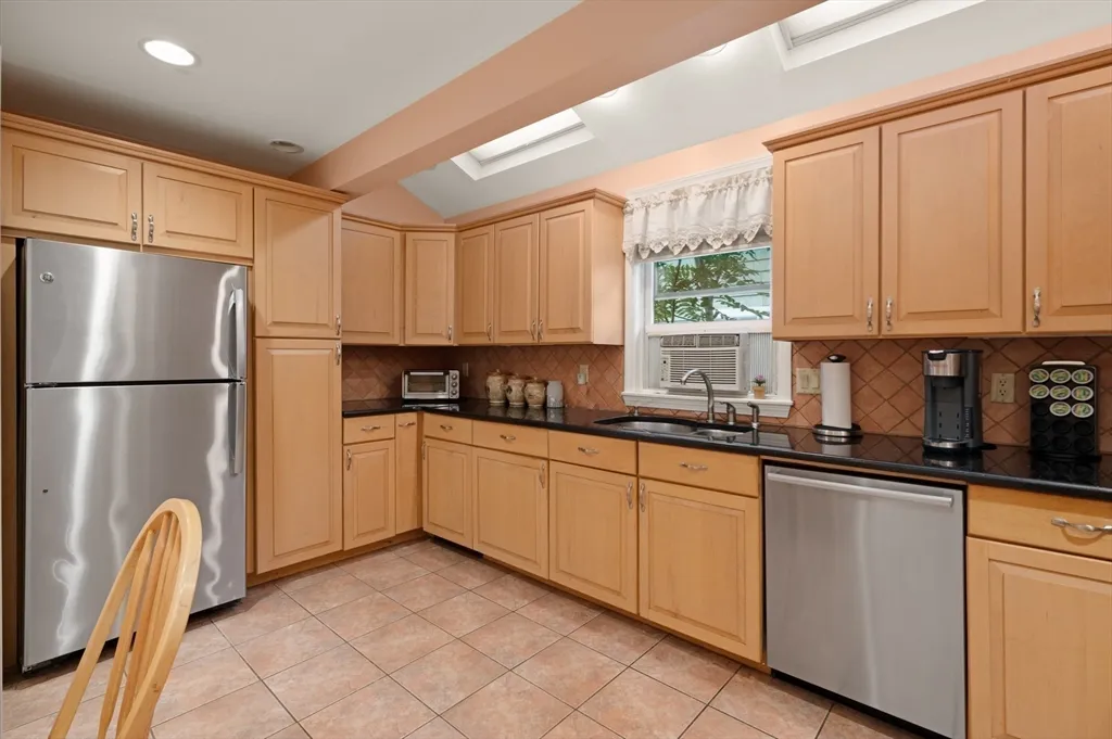 2 bed, 1 bath apartment for rent at 76 Windsor Rd Unit 1, Tufts University — photo 8 of 32
