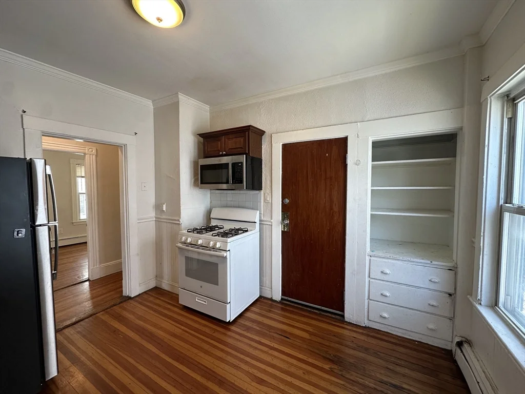 2 bed, 1 bath apartment for rent at 765 Broadway Unit 6, Everett — photo 2 of 12