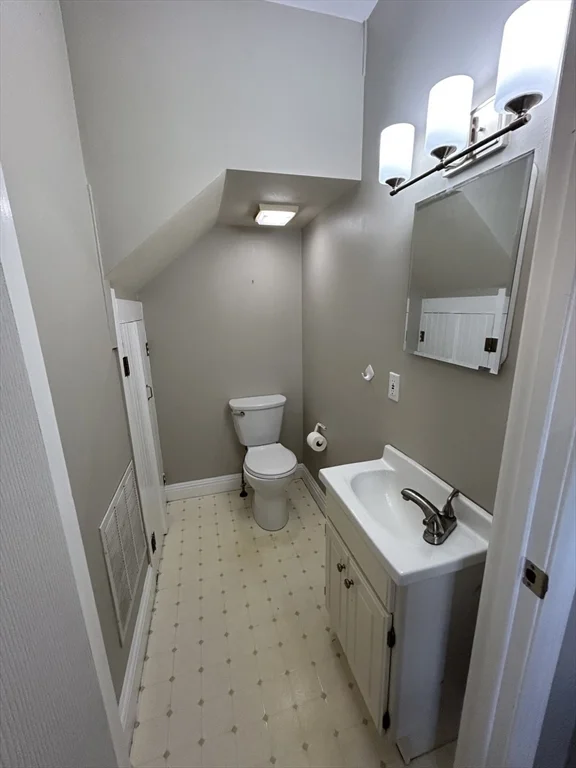 4 bed, 1 bath apartment for rent at 77 Bigelow St Unit 0, Quincy — photo 15 of 17