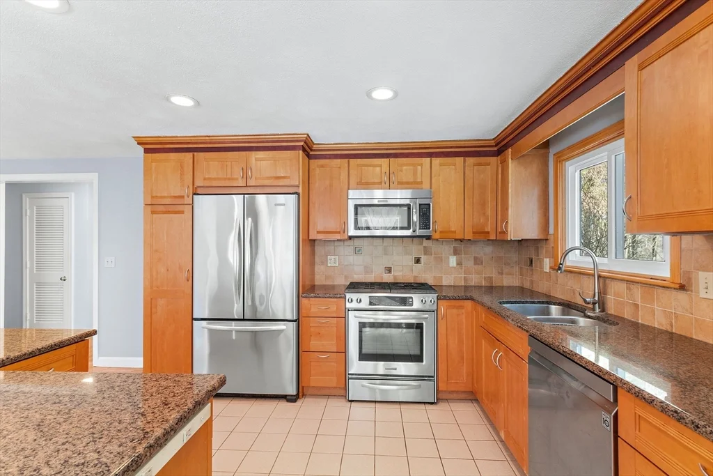 3 bed, 3 bath apartment for rent at 77 Colonial Rd Unit 77, Sudbury — photo 8 of 27