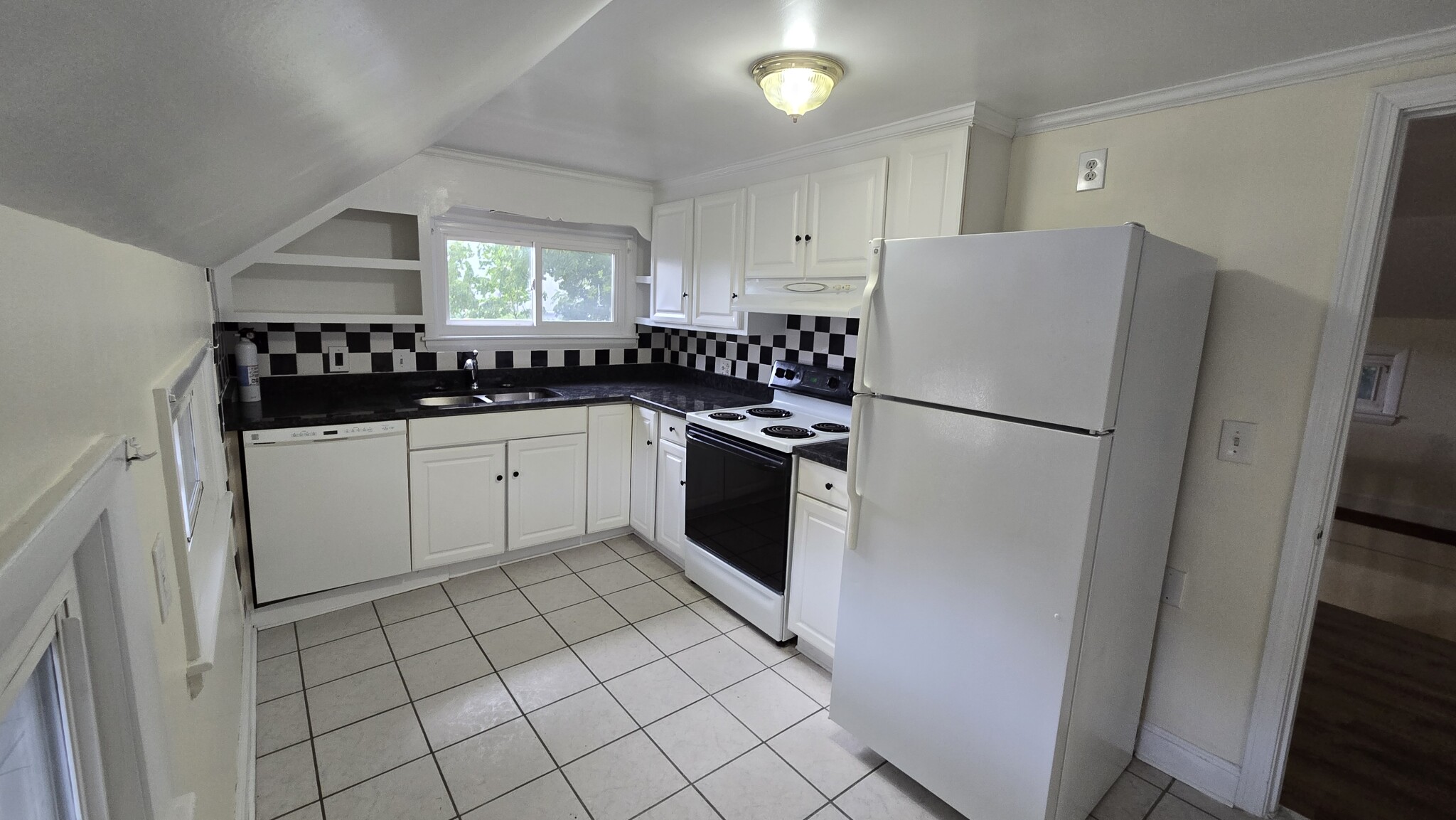 3 bed, 2 bath apartment for rent at 77 Hartford St Unit 1, Newton Highlands — photo 1 of 13