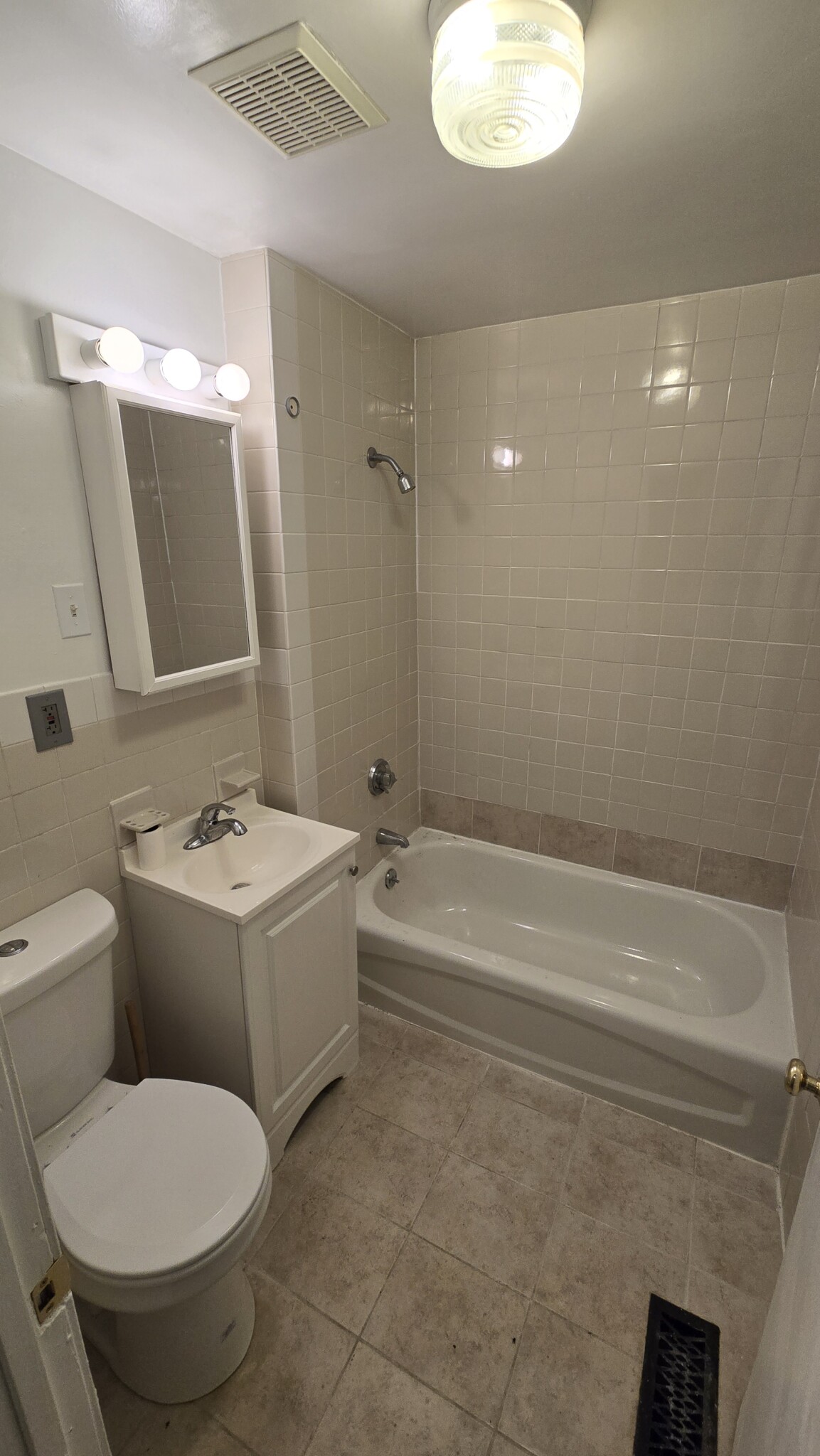 3 bed, 2 bath apartment for rent at 77 Hartford St Unit 1, Newton Highlands — photo 9 of 13