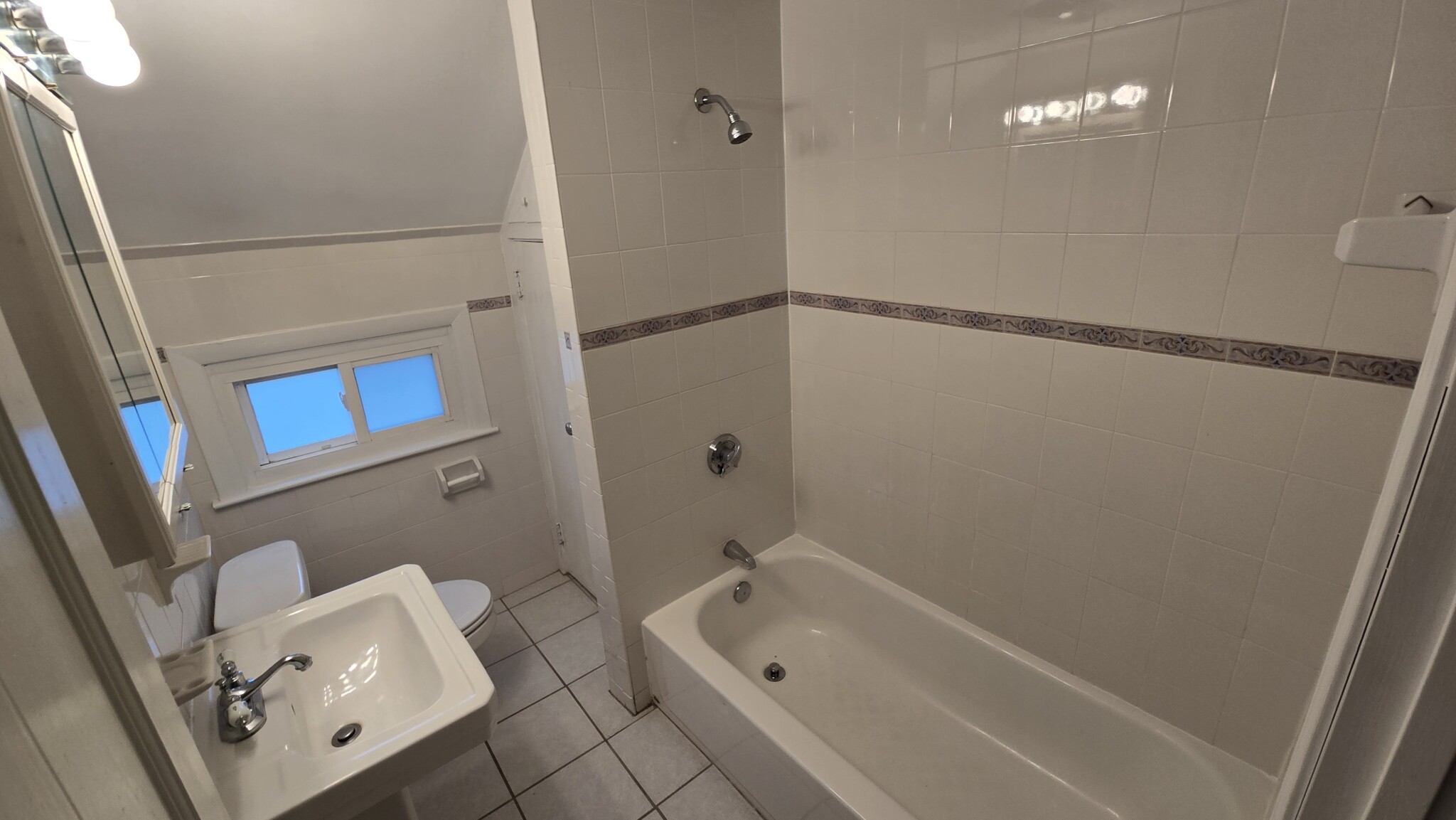3 bed, 2 bath apartment for rent at 77 Hartford St Unit 1, Newton Highlands — photo 5 of 13