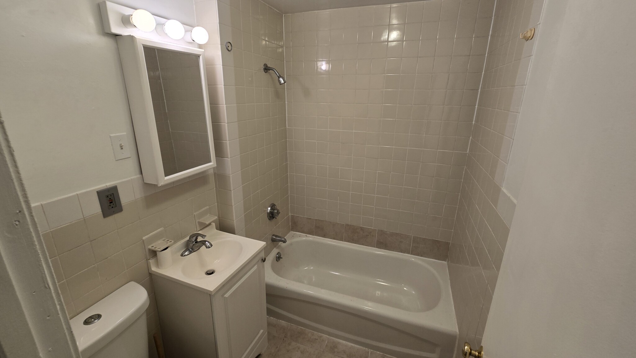3 bed, 2 bath apartment for rent at 77 Hartford St Unit 1, Newton Highlands — photo 8 of 13