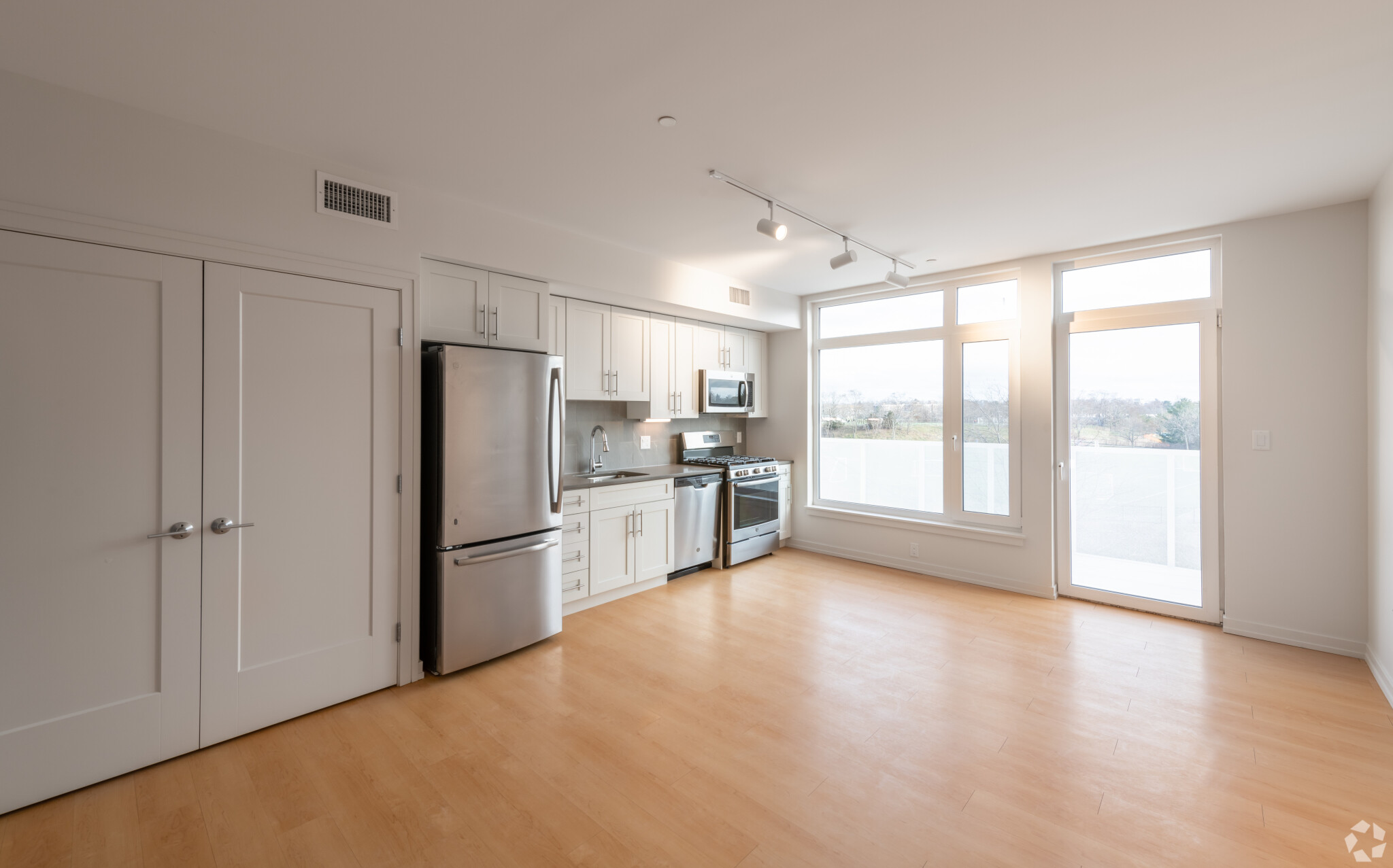 Studio bed, 1 bath apartment for rent at 77 New St Unit B222, Neighborhood Nine — photo 2 of 9