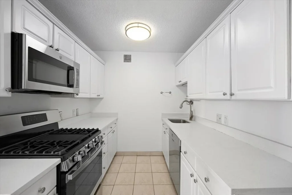 3 bed, 2 bath apartment for rent at 77 Pond Ave Unit 1402, Brookline — photo 7 of 23