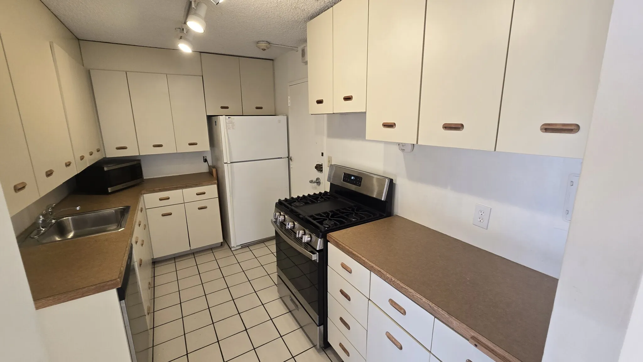 2 bed, 2 bath apartment for rent at 77 Pond Ave Unit 606, Brookline Village — photo 2 of 15