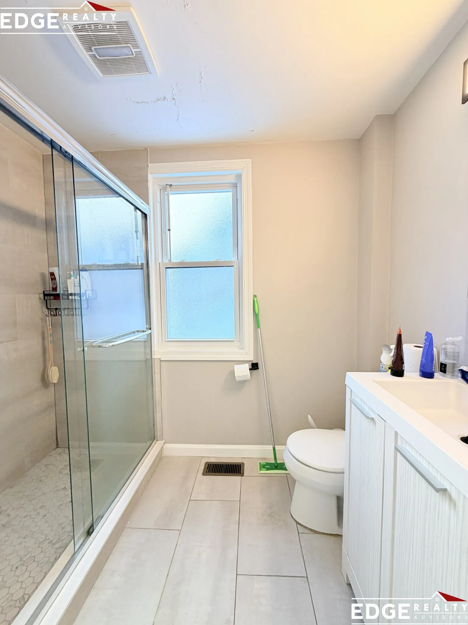 5 bed, 2 bath apartment for rent at 77 Quint Ave Unit 1, Brighton — photo 5 of 11
