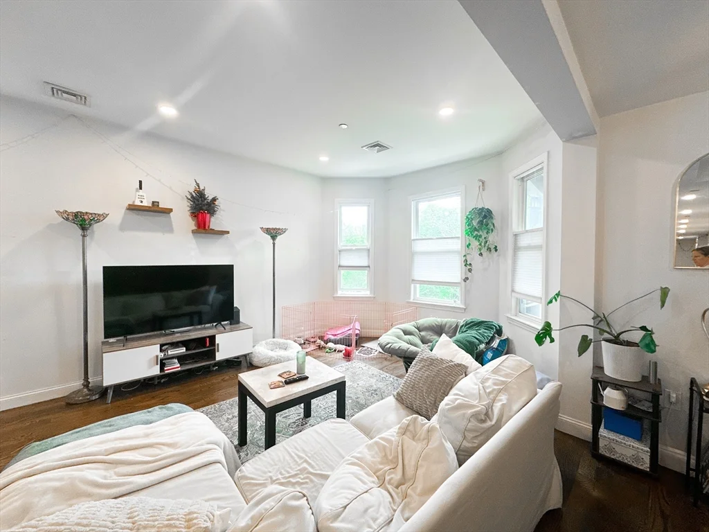 3 bed, 2 bath apartment for rent at 77 Torrey St Unit 2, Dorchester — photo 4 of 20