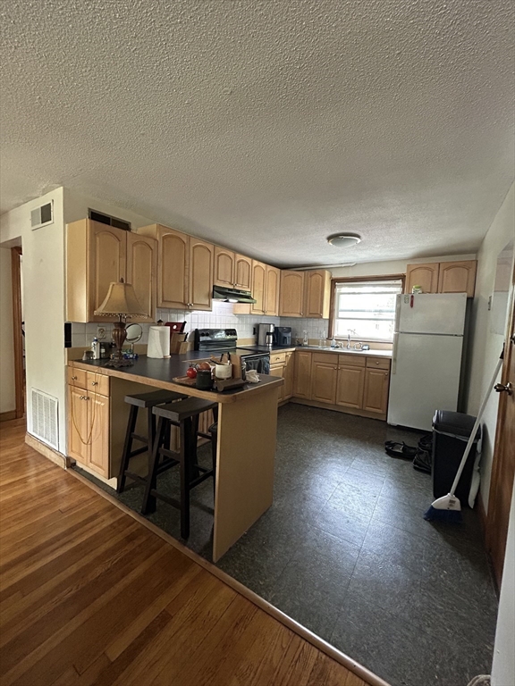 2 bed, 1 bath apartment for rent at 777 Lagrange St Unit 4, West Roxbury — photo 6 of 11