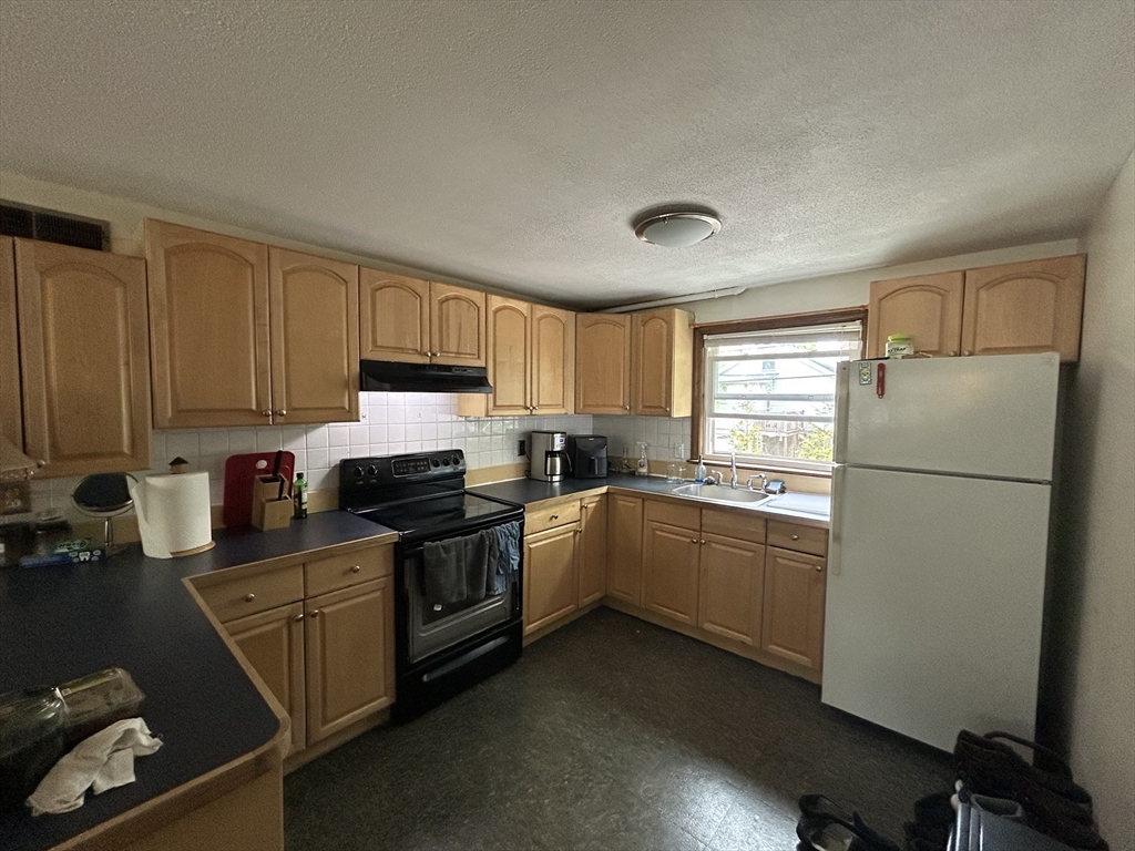 2 bed, 1 bath apartment for rent at 777 Lagrange St Unit 4, West Roxbury — photo 8 of 11