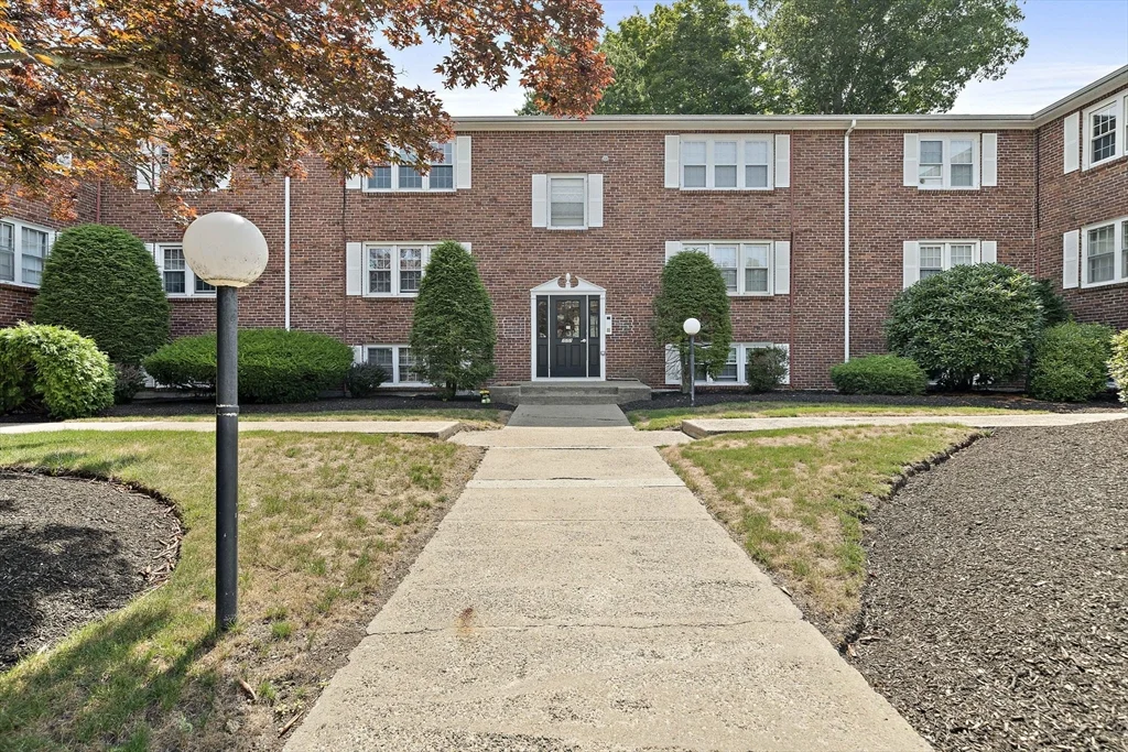2 bed, 1 bath apartment for rent at 777 Washington St Unit F, Canton