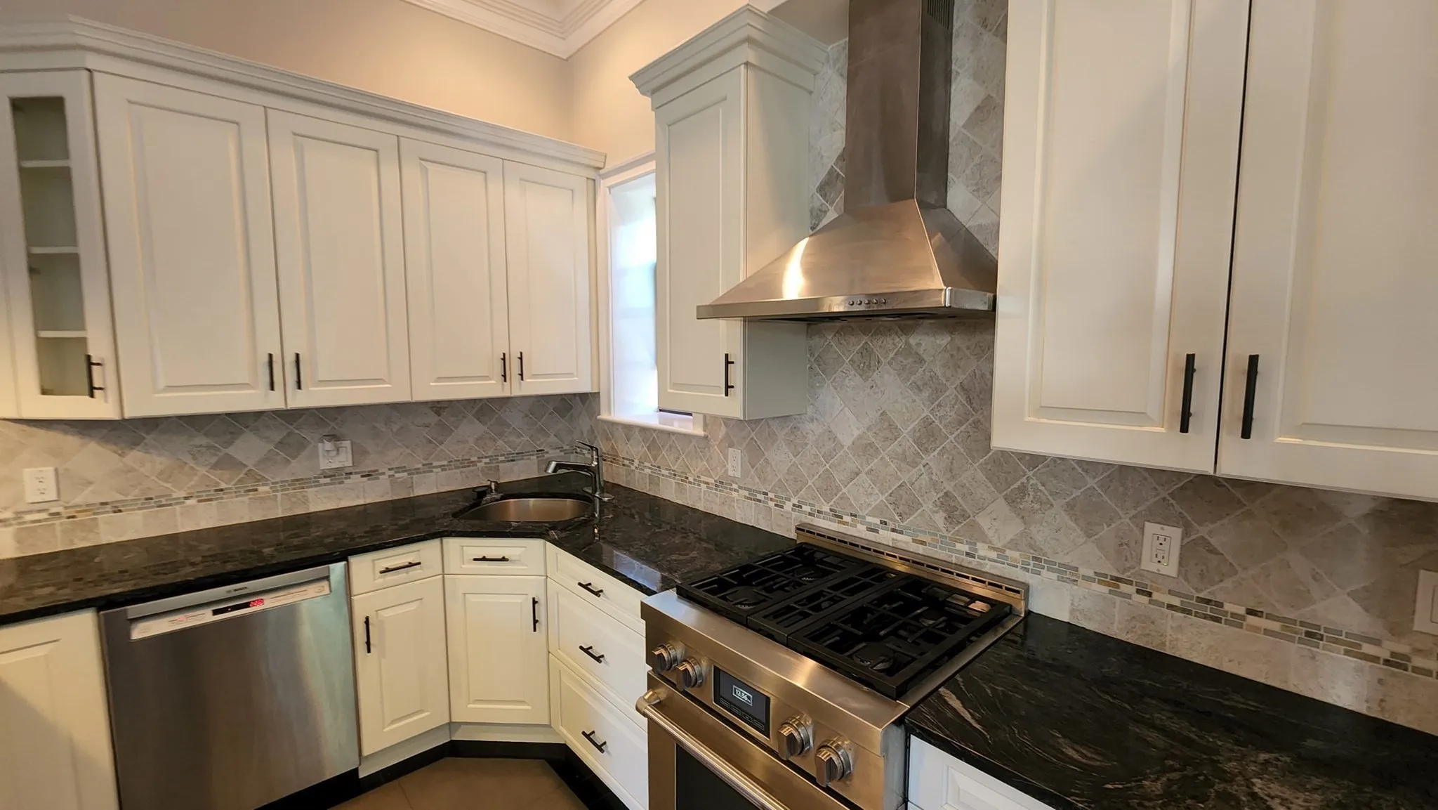 3 bed, 3 bath apartment for rent at 778 East Broadway Unit 2, South Boston — photo 2 of 19