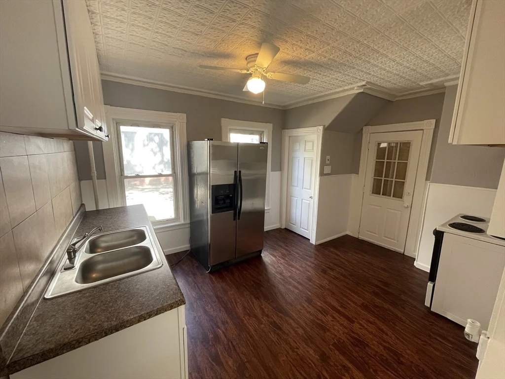 4 bed, 1 bath apartment for rent at 78 Birch St Unit 1, Worcester — photo 3 of 11