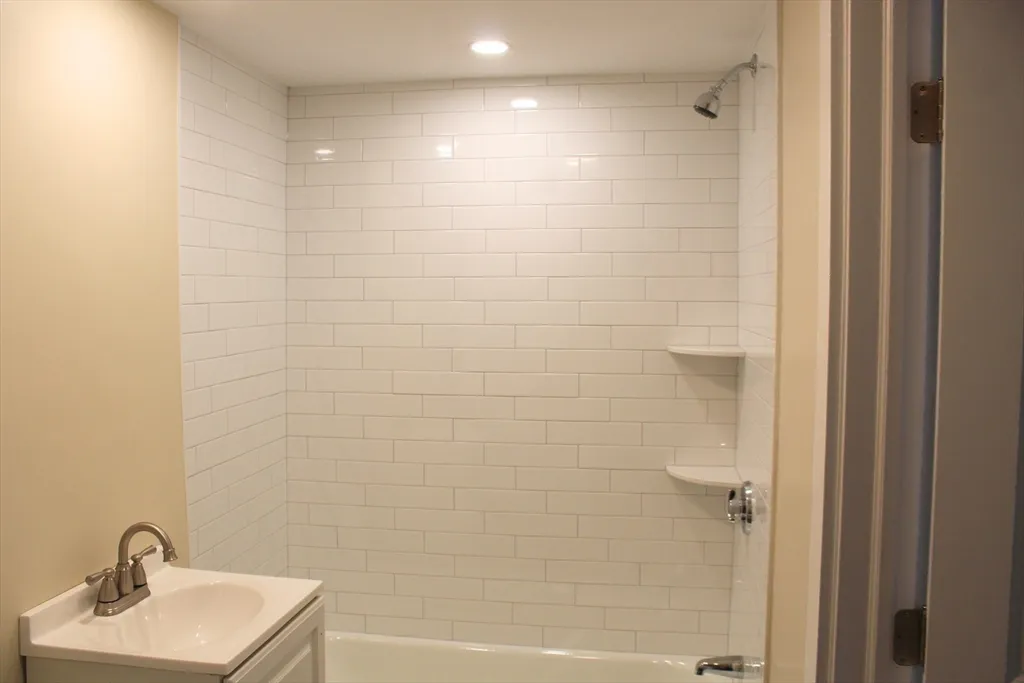 2 bed, 1 bath apartment for rent at 78 Endicott St Unit 1R, Peabody — photo 13 of 15