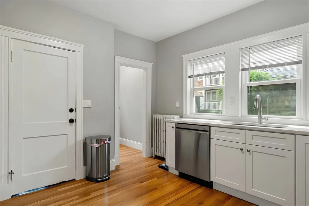 3 bed, 1 bath apartment for rent at 78 Euston Rd Unit 1, Brighton — photo 3 of 26