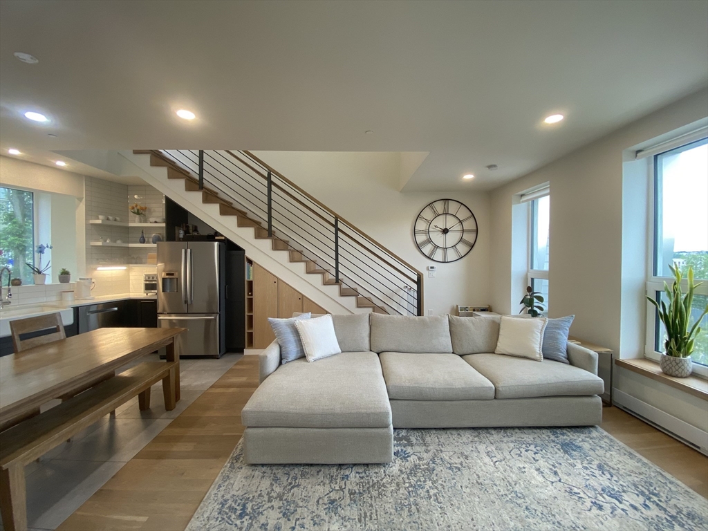 3 bed, 2 bath apartment for rent at 78 Fort Ave Unit 78, Roxbury — photo 3 of 36