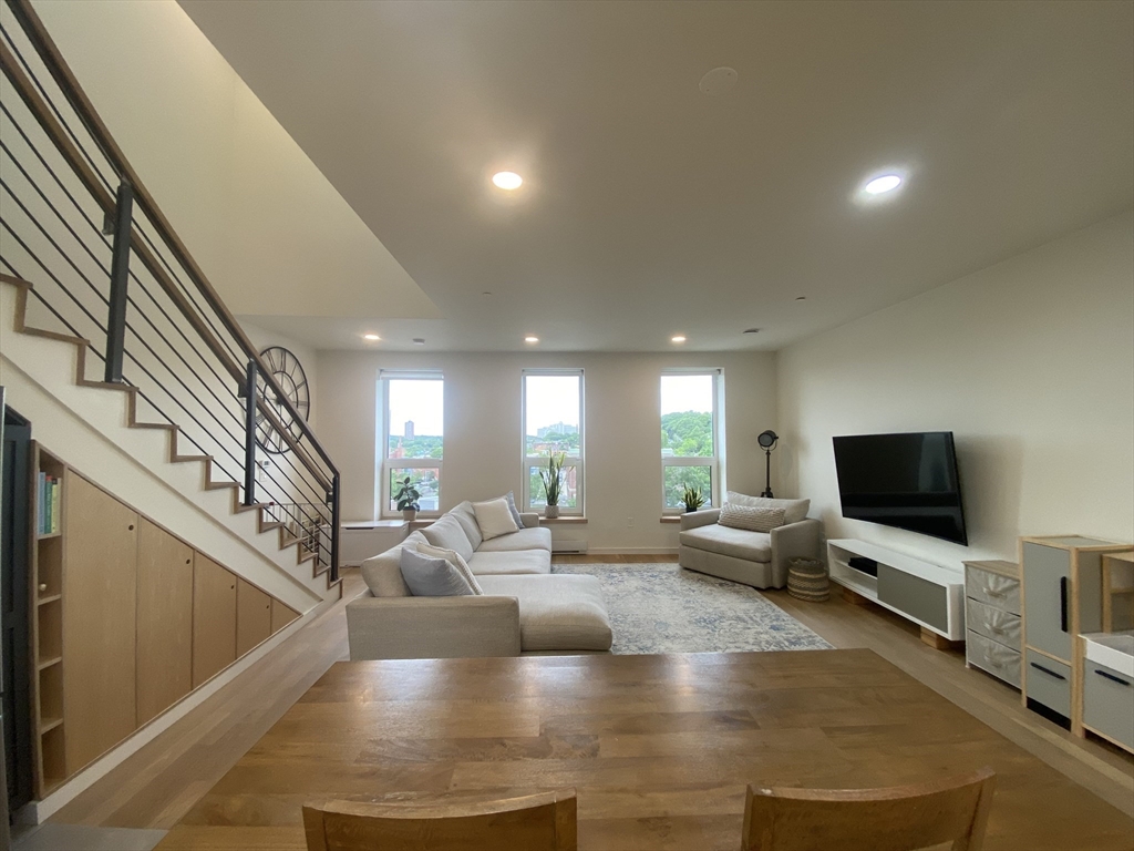 3 bed, 2 bath apartment for rent at 78 Fort Ave Unit 78, Roxbury — photo 8 of 36