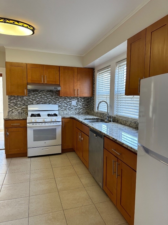 3 bed, 1 bath apartment for rent at 78 Harriet St Unit 2, Brighton — photo 4 of 14