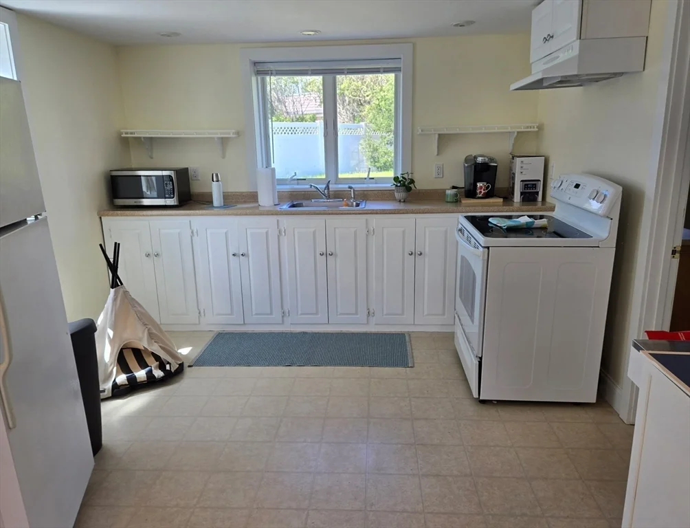 1 bed, 1 bath apartment for rent at 78 Southern Unit A, Newbury — photo 4 of 12