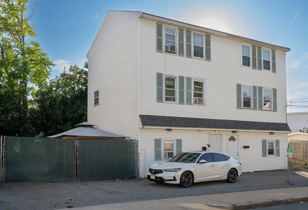3 bed, 1 bath apartment for rent at 78 W 3rd Unit 78, Lowell — photo 3 of 12