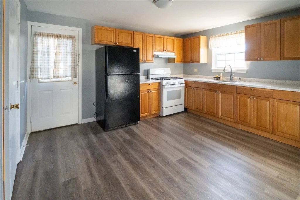 3 bed, 1 bath apartment for rent at 78 W 3rd Unit 78, Lowell — photo 4 of 12