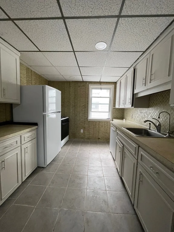 5 bed, 1 bath apartment for rent at 786 Broadway Unit 2, Lowell — photo 1 of 4