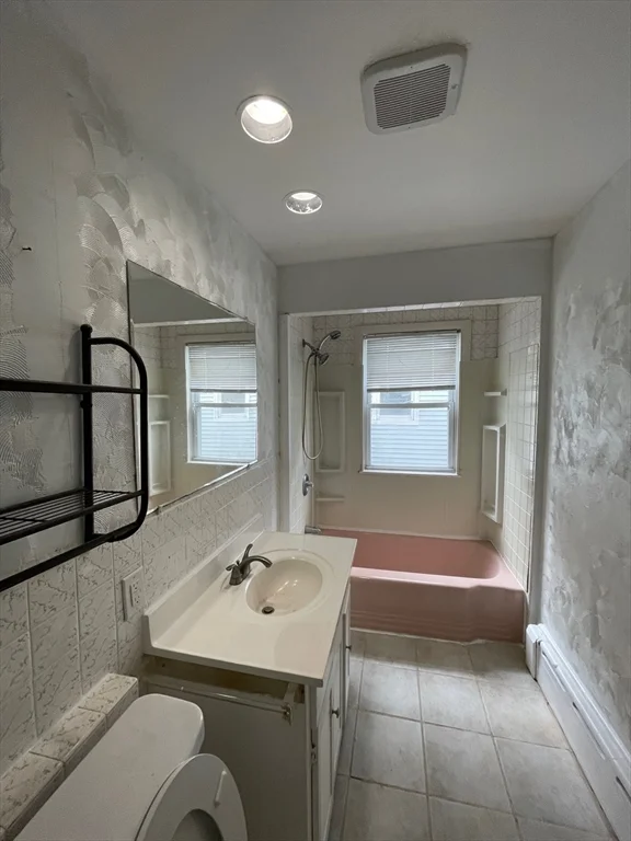 5 bed, 1 bath apartment for rent at 786 Broadway Unit 2, Lowell — photo 3 of 4