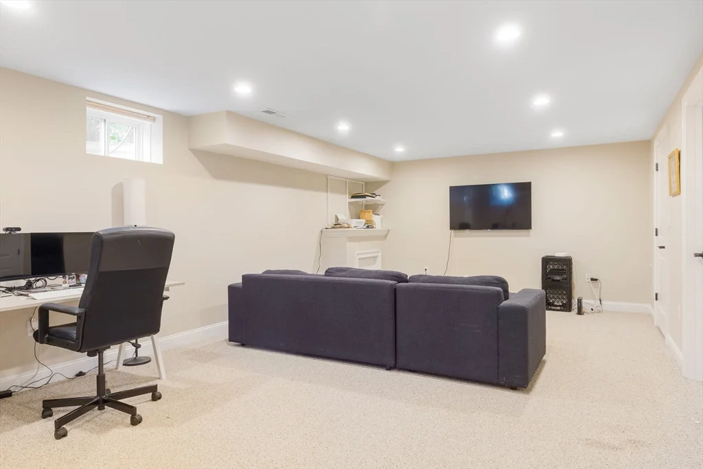 3 bed, 3 bath apartment for rent at 788 Belmont Unit 788, East Watertown — photo 16 of 20