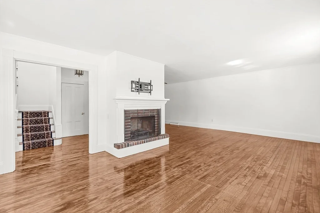 5 bed, 2 bath apartment for rent at 79 Bacon St Unit 79, Winchester — photo 5 of 41