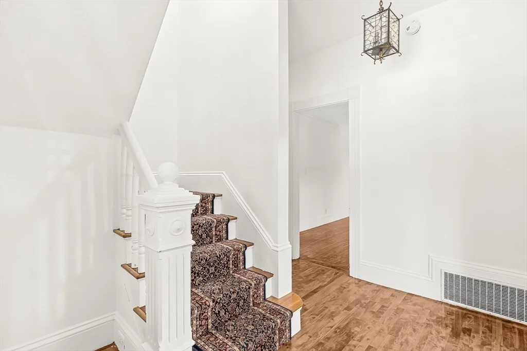 5 bed, 2 bath apartment for rent at 79 Bacon St Unit 79, Winchester — photo 3 of 41