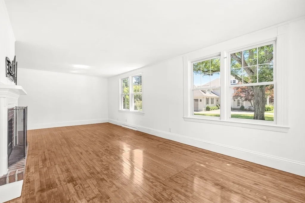 5 bed, 2 bath apartment for rent at 79 Bacon St Unit 79, Winchester — photo 4 of 41