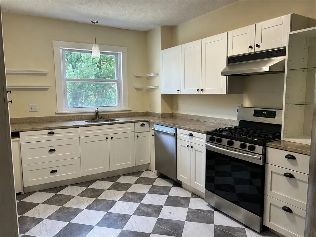 3 bed, 1 bath apartment for rent at 79 Church St Unit 1, Winchester — photo 5 of 19