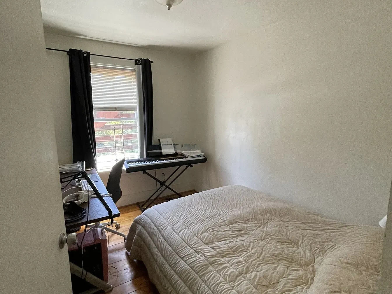 4 bed, 1 bath apartment for rent at 79 Hammond St Unit 79, Banks Square — photo 5 of 13