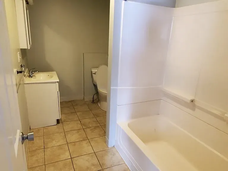 4 bed, 1 bath apartment for rent at 79 Hammond St Unit 79, Banks Square — photo 7 of 13