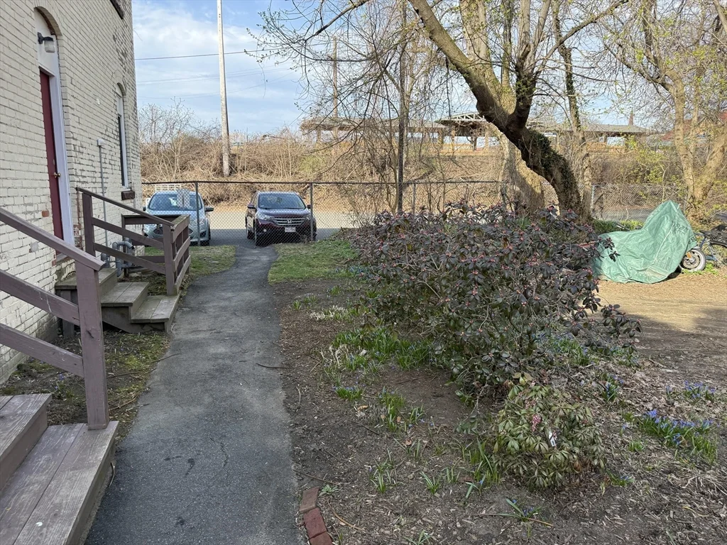 2 bed, 1 bath apartment for rent at 79 Hawley St Unit B, Northampton — photo 19 of 19