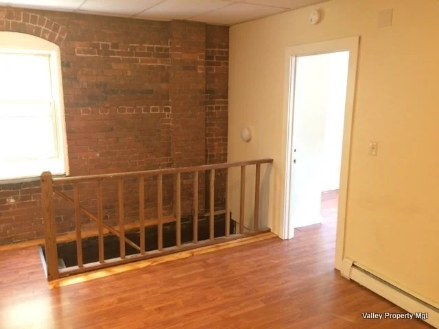 3 bed, 1 bath apartment for rent at 79 Hawley Unit D, Northampton — photo 5 of 6