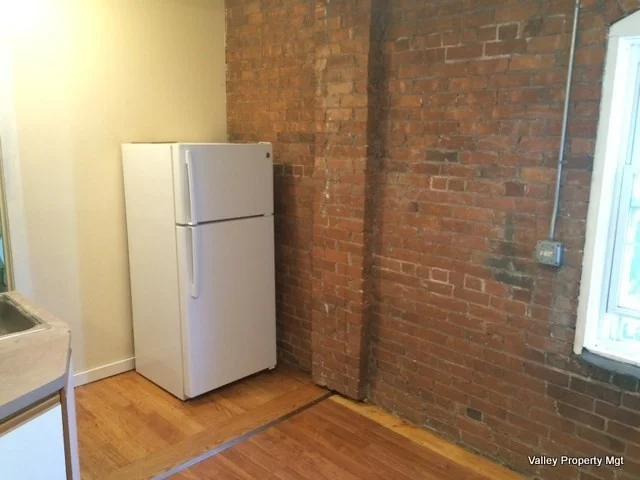 3 bed, 1 bath apartment for rent at 79 Hawley Unit D, Northampton — photo 4 of 6