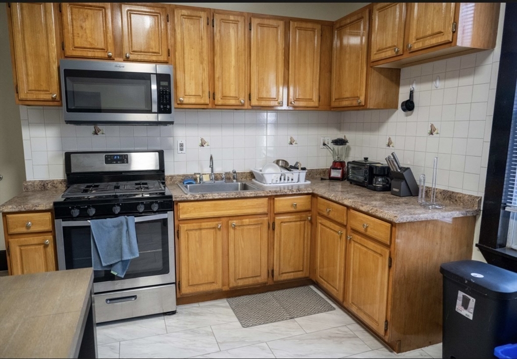 4 bed, 1 bath apartment for rent at 79 Heath St Unit 2, Mission Hill — photo 10 of 15