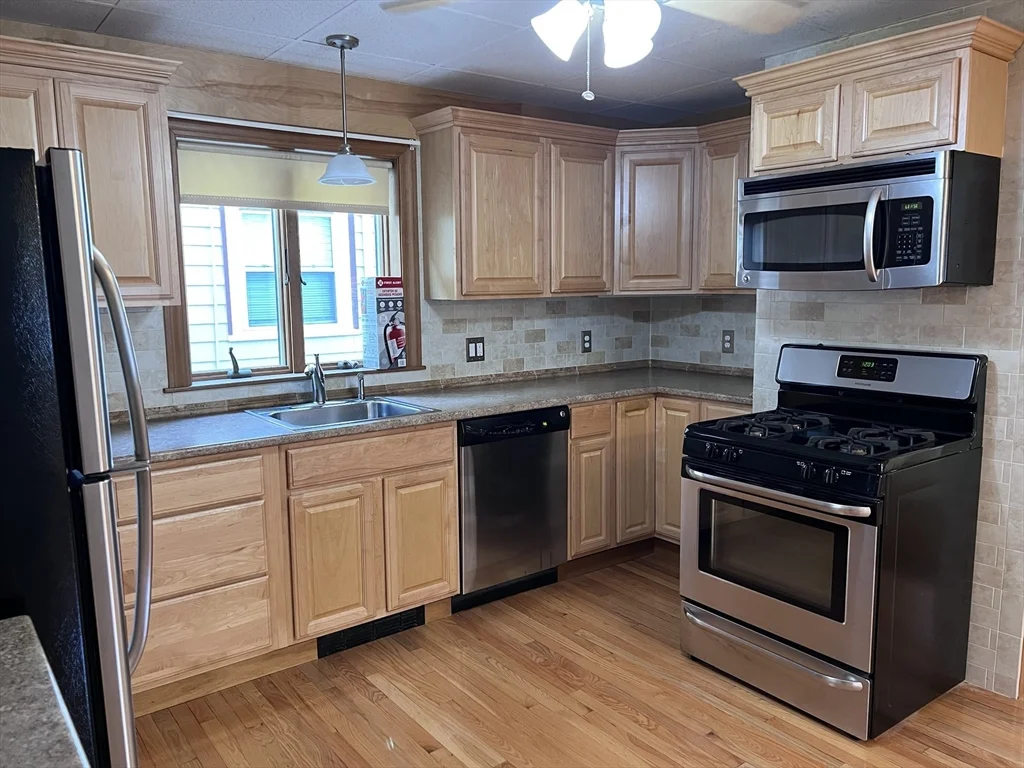 3 bed, 1 bath apartment for rent at 79 Hudson Unit 1, Powder House Square — photo 3 of 16