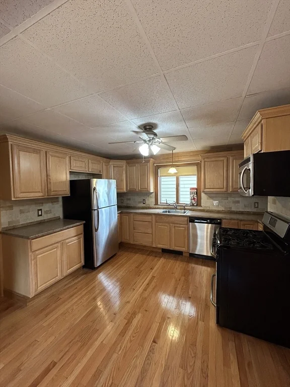 3 bed, 1 bath apartment for rent at 79 Hudson Unit 1, Powder House Square — photo 2 of 16
