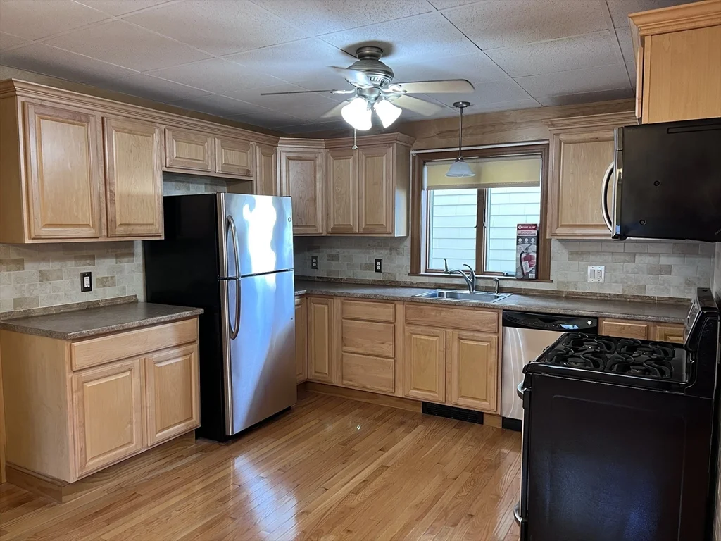 3 bed, 1 bath apartment for rent at 79 Hudson Unit 1, Powder House Square — photo 1 of 16