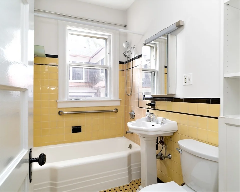 2 bed, 1 bath apartment for rent at 79 Naples Unit 1, North Brookline — photo 13 of 16